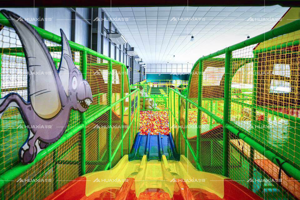 Cas d'installation d'une aire de jeux intérieure en provenance de Thaïlande