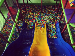 Aire de jeux intérieure nouvellement installée en Bosnie-Herzégovine