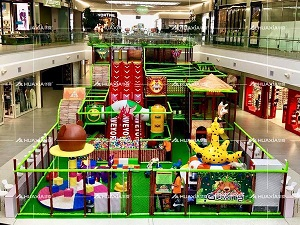 Que diriez-vous d'un parc pour enfants à l'entrée du centre commercial ?