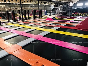 Un grand parc de trampolines installé à Dezhou, province du Shandong