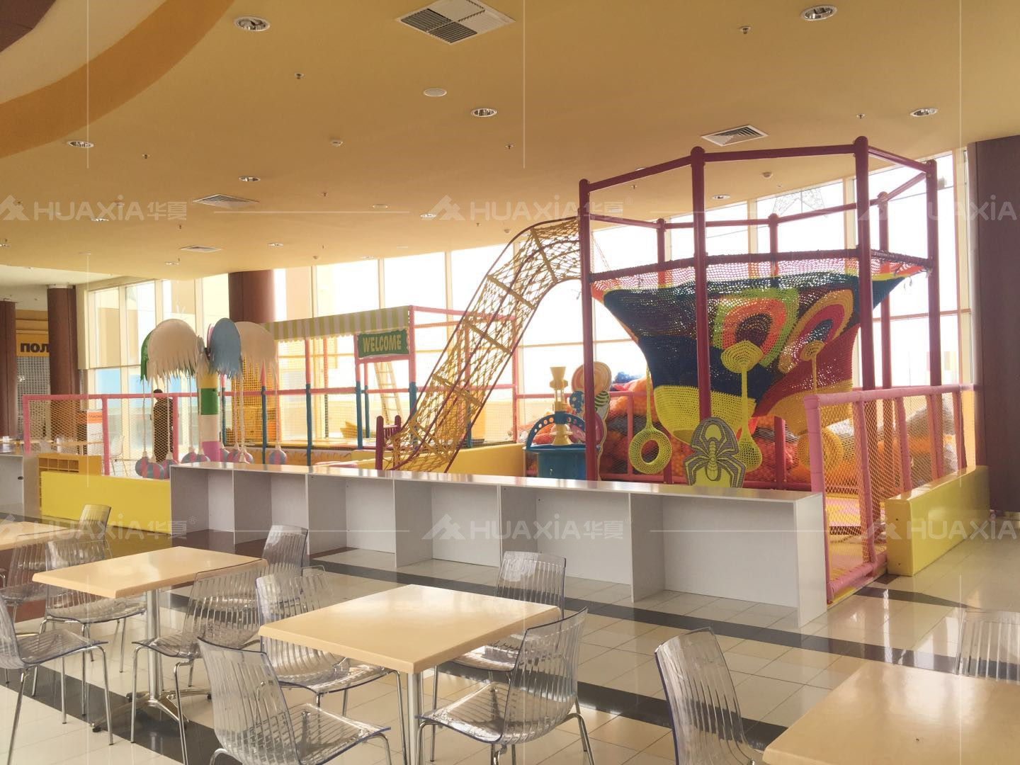 Aire de jeux intérieure colorée en Russie