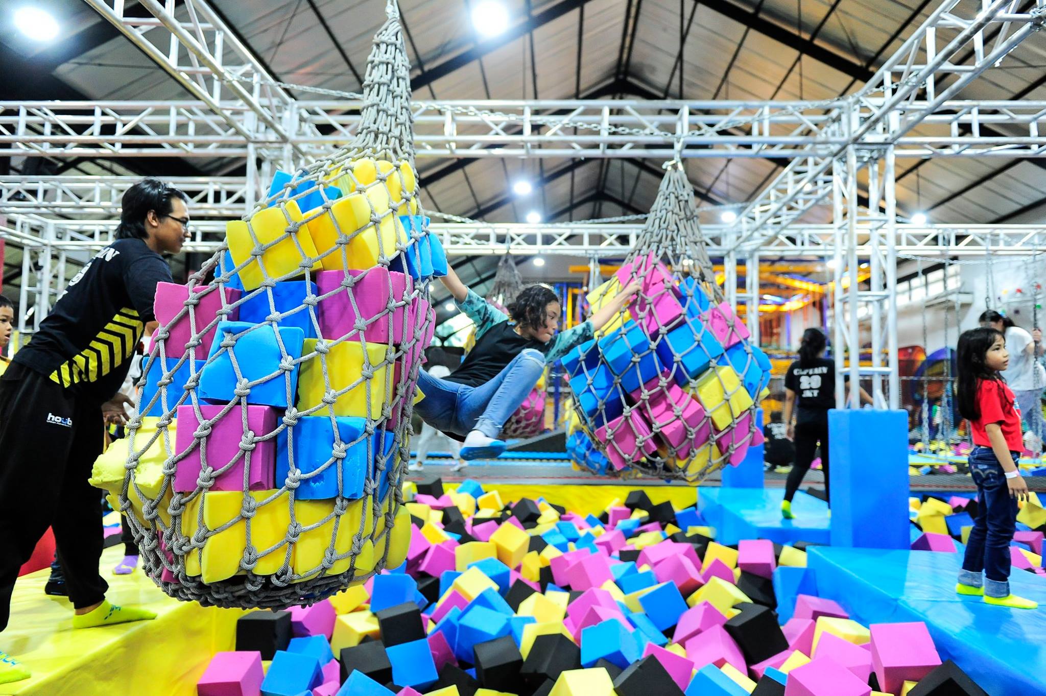 Enfants sautant de grands équipements de parc de trampolines intérieurs