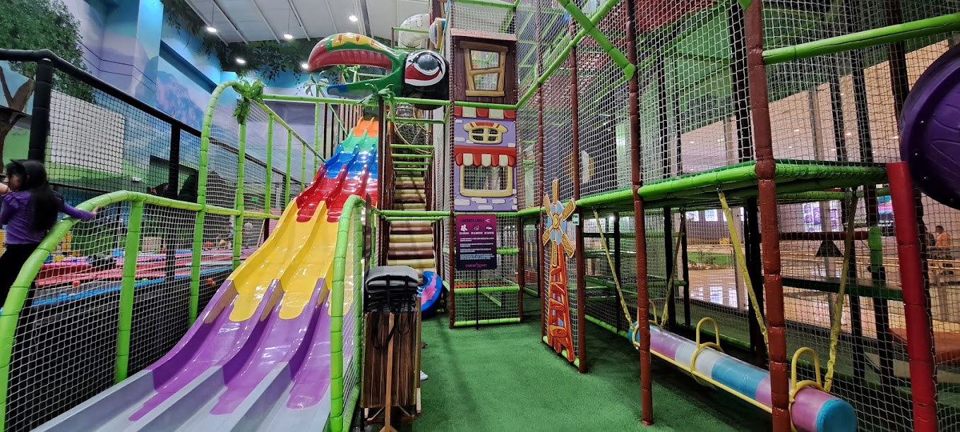 Aire de jeux intérieure Jungle de 1100² en Équateur