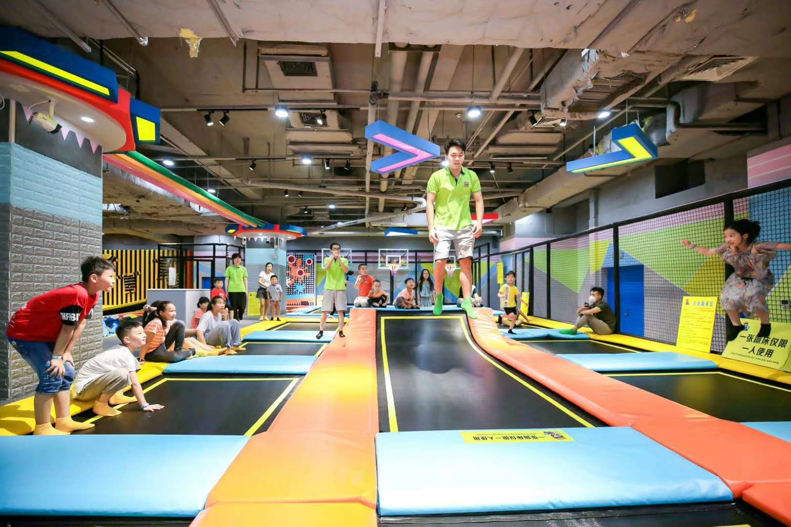 parc &agrave; trampolines L06