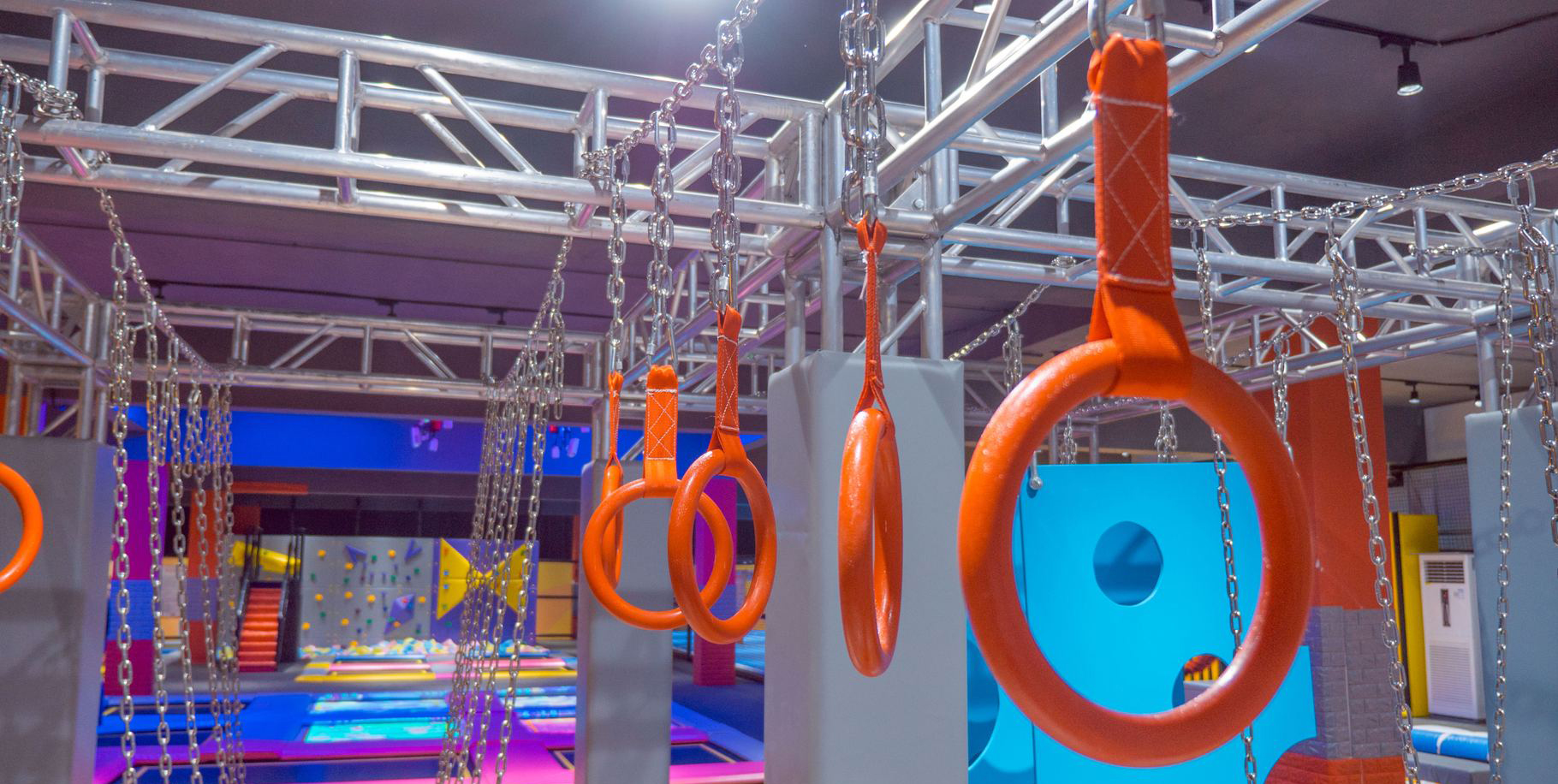 guerrier ninja et parcours de corde Trampoline Park.